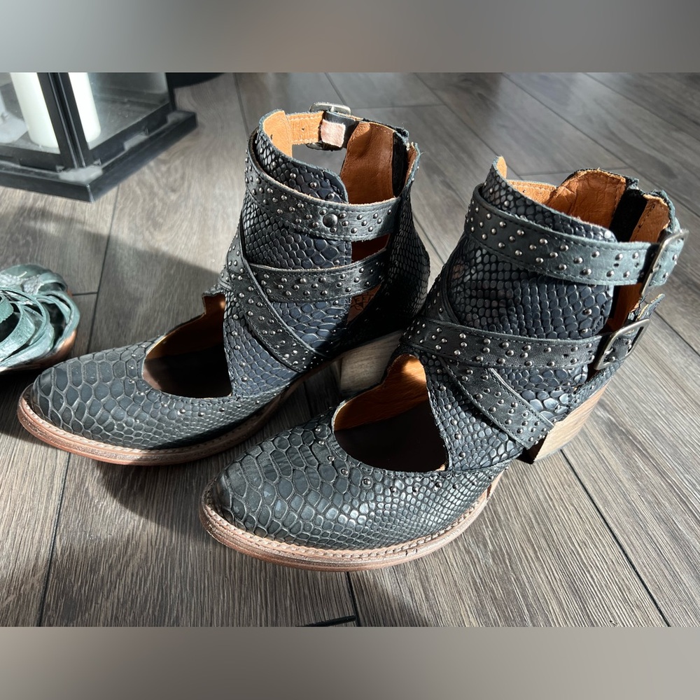 Freebird by Steven Saphire size 8